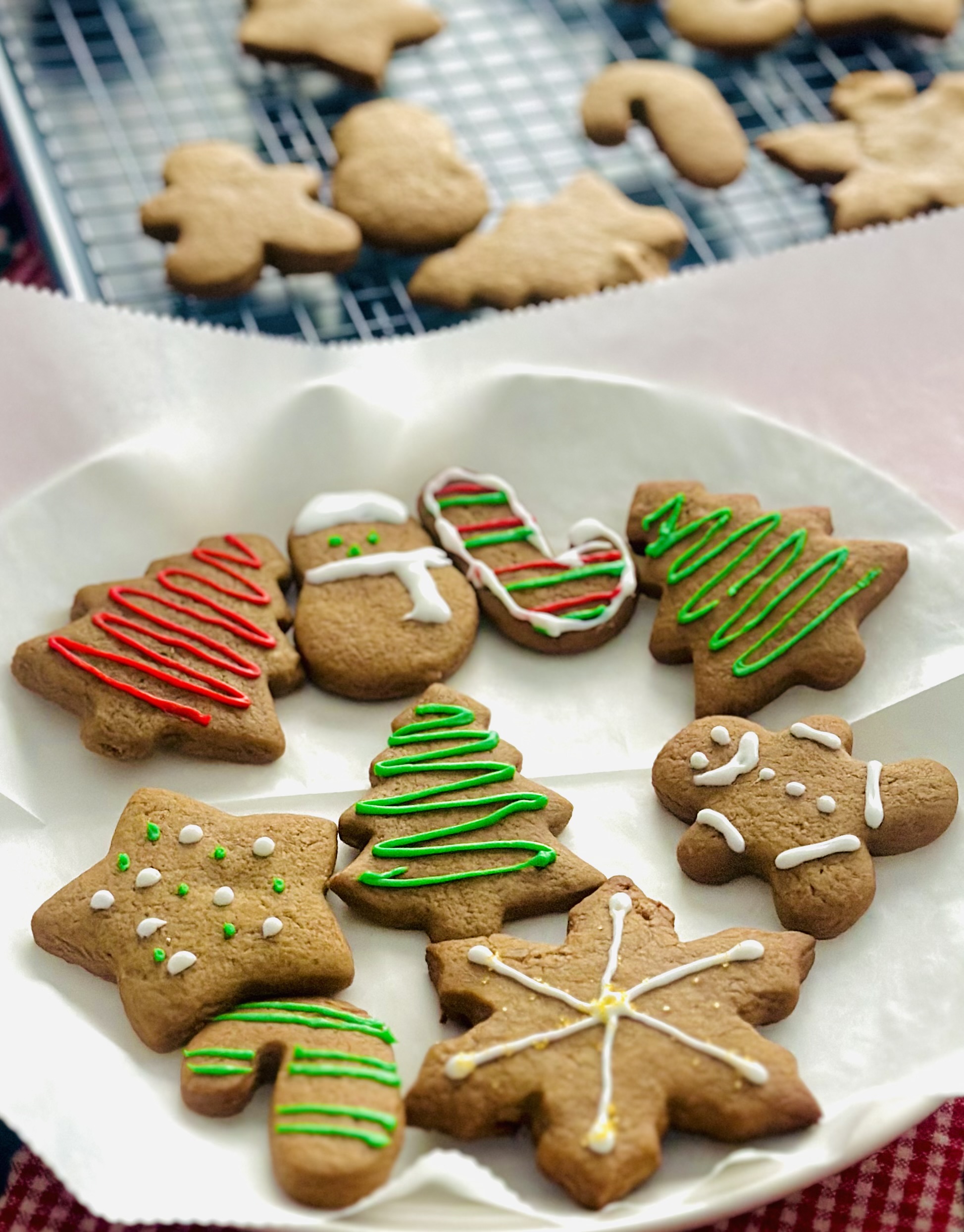 A plate full of gingerbread cookies decorated with icing